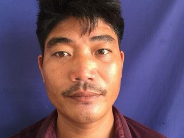 Phát hiện vợ nhắn tin qua lại với hàng xóm, chồng dùng dao truy sát 'tình địch'