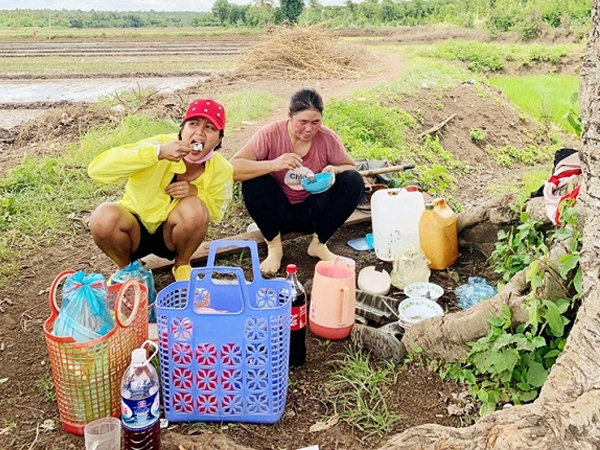 Bỏ ngoài tai những ồn ào về hình tượng của một Hoa hậu, H'Hen Niê vẫn thoải mái lội ruộng làm đồng, ăn cơm cá khô với biểu cảm hài hước