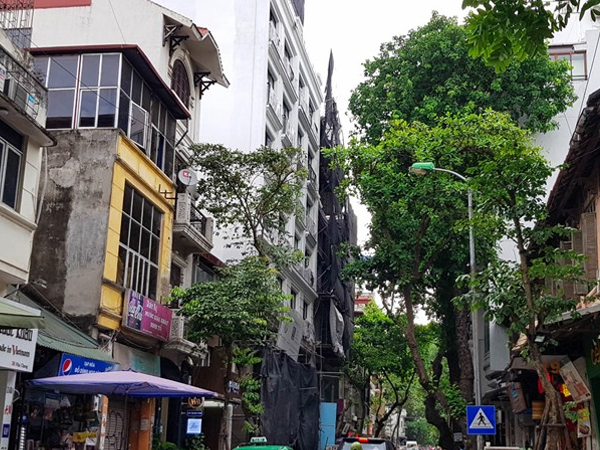 Cao ốc vượt tầng cạnh Hồ Gươm hiên ngang xây dựng, thách thức chính quyền