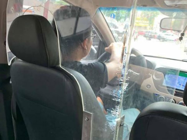 Tài xế taxi thiết kế riêng vách ngăn độc đáo để đối phó kẻ gian khiến dân mạng trầm trồ khen ngợi