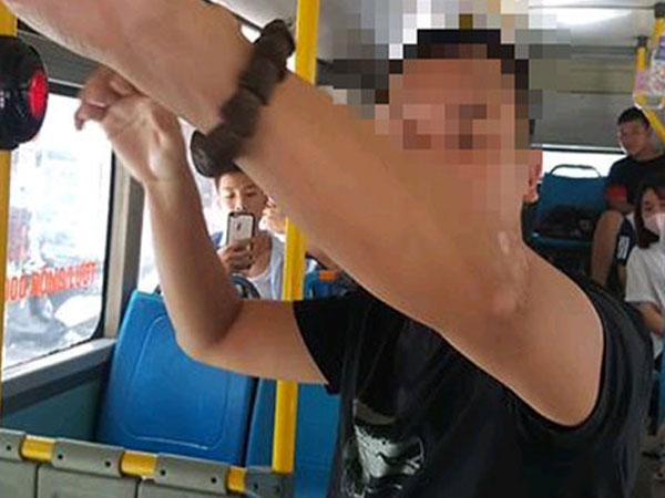 Tạm giữ người đàn ông thủ dâm trên xe buýt Hà Nội, xác minh hành vi dâm ô