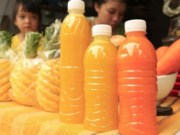 Nước trái cây ép nguyên chất giá rẻ 'cháy hàng' ngày nắng nóng: 'Ra bao nhiêu hết bấy nhiêu'