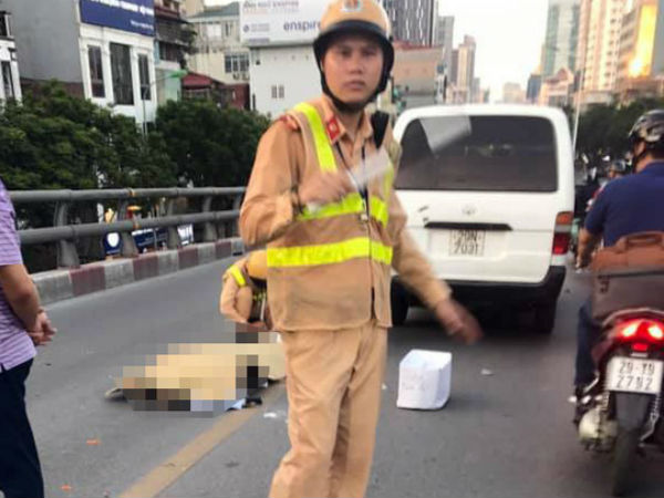 Hà Nội: Ô tô 7 chỗ tông nam thanh niên đi xe máy tử vong trên cầu vượt Láng Hạ - Lê Văn Lương