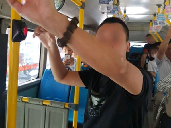'Tự sướng' trên xe buýt ngay cạnh bé gái cấp 2, nam thanh niên khiến cộng đồng mạng ngán ngẩm
