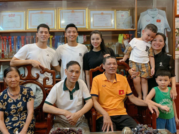 Người hâm mộ bất ngờ khi nghe tin Bùi Tiến Dũng ăn hỏi