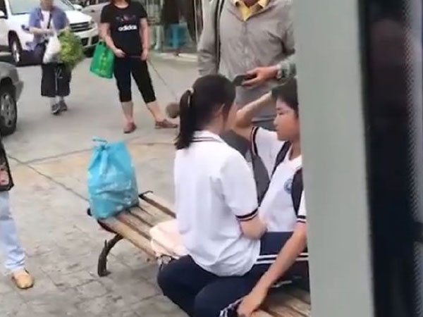 Cặp đôi học sinh gây phẫn nộ vì ngồi lên đùi nhau âu yếm thân mật ngoài đường, bị người lớn nhắc còn thái độ ra mặt