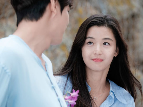 Đang hớn hở bóc quà cưới, cô dâu đùng đùng bỏ đi ngay trong đêm tân hôn khi thấy món quà từ tình cũ của chồng