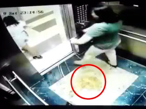 Clip sốc: 2 người phụ nữ nghi dùng mũ bảo hiểm che camera để tiểu bậy ngay trong thang máy chung cư ở Hà Nội