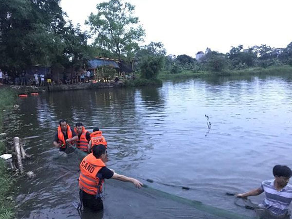 Thương tâm 2 nam sinh lớp 12 đuối nước trước ngày thi THPT Quốc gia
