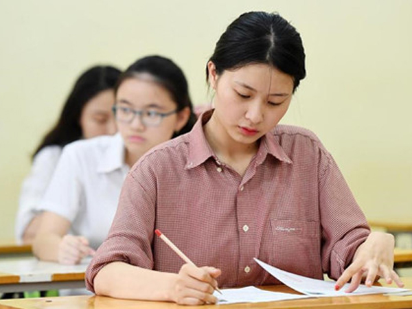 Nhìn lứa 2K đi thi, 8X và 9X bồi hồi nhớ một thời 'dùi mài kinh sử'
