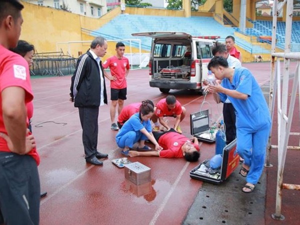 Trọng tài FIFA Việt Nam ngất xỉu khi kiểm tra thể lực tại Hàng Đẫy