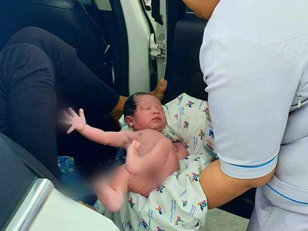Khoảnh khắc bé trai cất tiếng khóc chào đời ngay trước cổng bệnh viện ở Sài Gòn khiến bác sĩ xúc động
