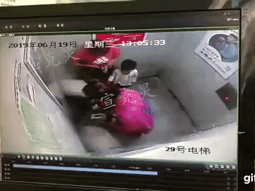 Dắt cháu trai 3 tuổi đi thang máy, bà hoảng hồn phản ứng nhanh cứu mạng cháu bị chó dữ khổng lồ nhảy lên cắn xé