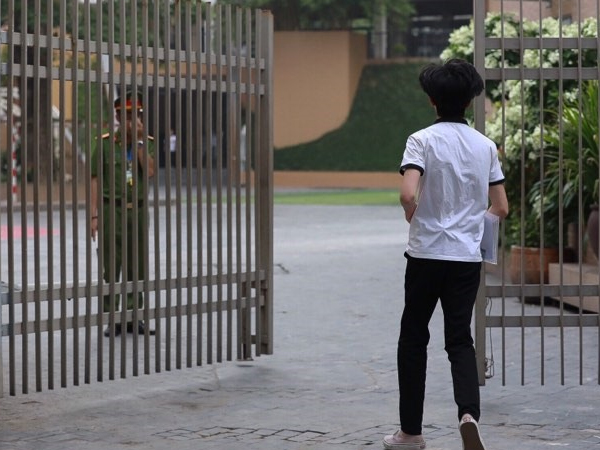 Sát giờ làm bài, nhiều thí sinh đến muộn, quên đồ ngày thi THPT Quốc gia