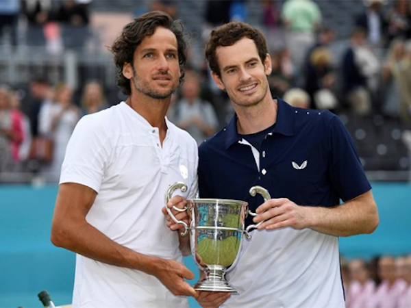 Murray vô địch tại Queen’s Club với mảnh kim loại ở hông