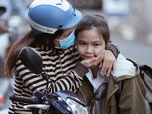 Học ở quê không đủ kiến thức nên thi rớt ĐH năm ngoái, mẹ đưa con lên thành phố ôn thi gói 15 triệu, quyết tâm đỗ trường Công an