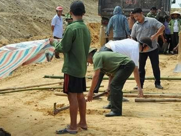 Đổ đất kênh thủy lợi ở Hà Tĩnh, thấy thi thể trôi trên xe xuống