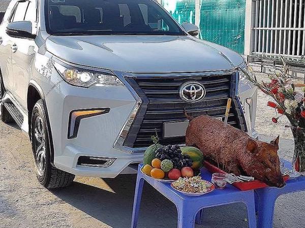 Tục cúng xe ô tô mới khá lạ ở miền Trung, Nam