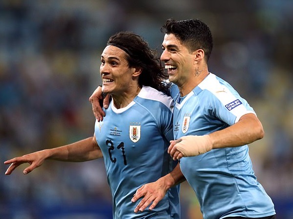 Cavani tỏa sáng giúp Uruguay đánh bại Chile ở trận 'chung kết' bảng C