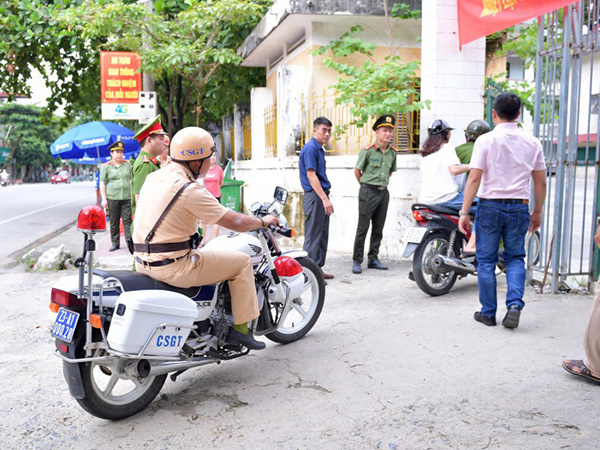 Ảnh: Cảnh sát Hà Giang dùng xe chuyên dụng hú còi 'hộ tống' thí sinh ngủ muộn đến điểm thi