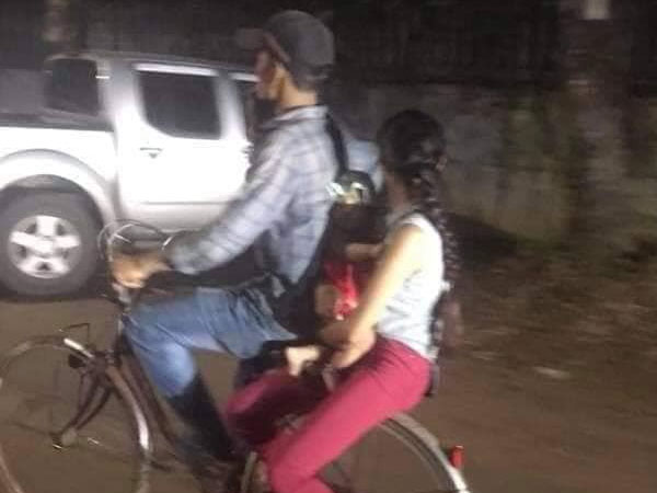 Bức ảnh cả gia đình chở nhau trên chiếc xe đạp cũ khiến dân mạng tranh luận rôm rả: Có hay không hạnh phúc trong cái nghèo?