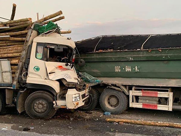 Đâm vào đuôi xe tải, 2 người chết trong ca bin ở Hà Nội