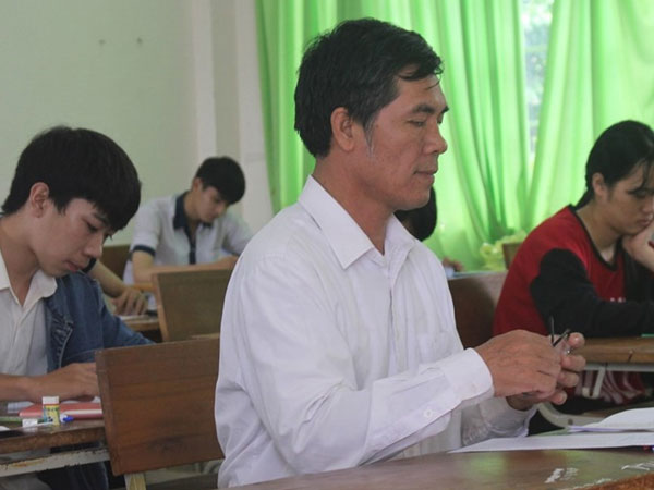 Thí sinh 54 tuổi thi THPT với mong muốn mở phòng mạch, bốc thuốc