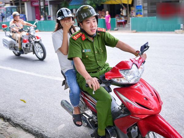 Hà Giang: Lại một thí sinh ngủ quên, CSGT sử dụng xe chuyên dụng đưa đến điểm thi