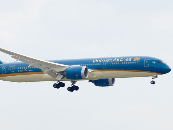Vietnam Airlines lên tiếng vụ máy bay chậm chuyến 32 tiếng tại sân bay Pháp