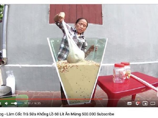 Đã có câu trả lời về chiếc muôi vừa cho lợn ăn vừa nấu món 'siêu to khổng lồ' của Bà Tân Vlog