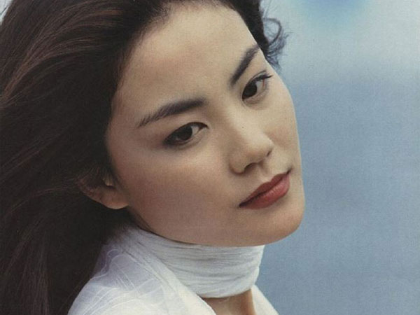 Không 'sương sương' như Trương Bá Chi, Vương Phi từ xưa đã makeup sắc sảo, bảo sao Tạ Đình Phong đến giờ vẫn mê mẩn