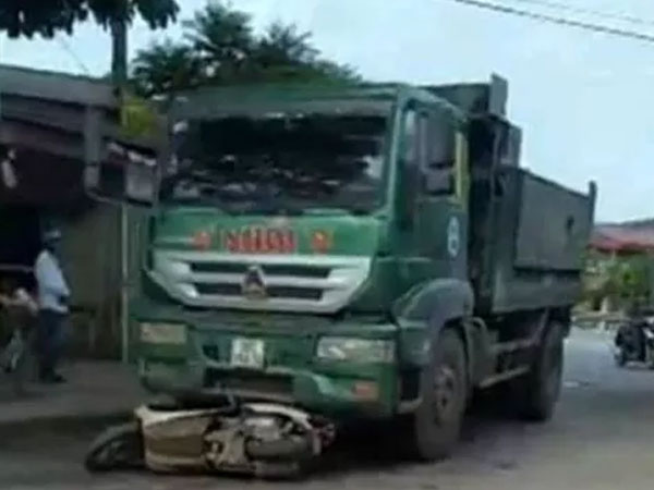 Xe 'hổ vồ' cán chết 2 người phụ nữ đi xe máy