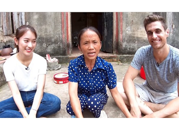 Khánh Vy bất ngờ xuất hiện trong clip của bà Tân Vlogs, háo hức khi được nấu món mì 'siêu to khổng lồ'