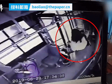 Thót tim cảnh cô gái nhảy khỏi xe buýt đang chạy đến bị tổn thương đầu và toàn thân, vài phút hấp tấp khiến cả đời hối hận
