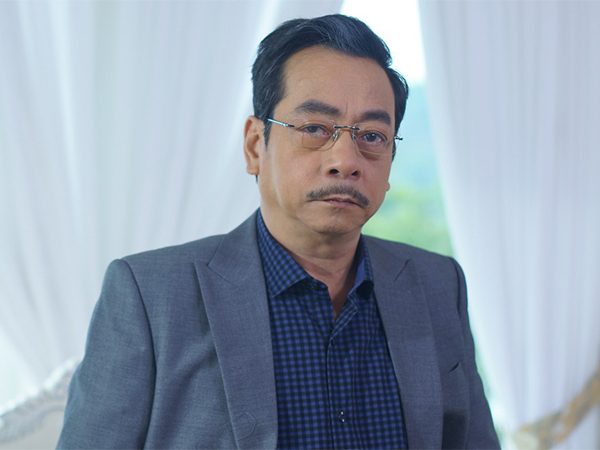 Biến showbiz: Ông trùm 'Người phán xử' dằn mặt một nữ diễn viên vừa được tung hô đã hỗn láo, cô gái ấy có thể là ai?