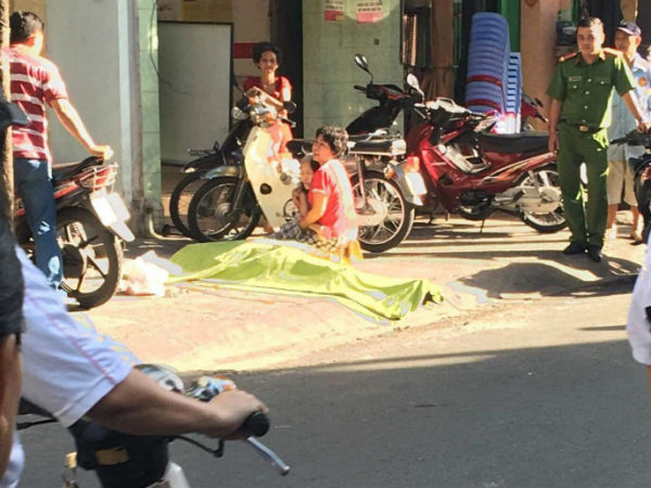 TP.HCM: Nam thanh niên rơi từ lầu cao xuống đất tử vong, mẹ đau đớn khóc nghẹn bên thi thể con