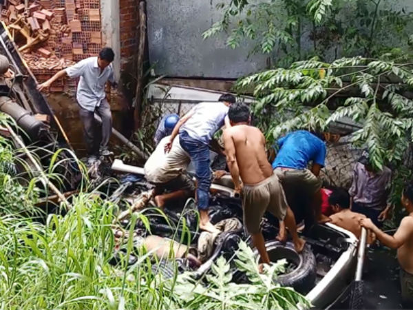 Ôtô chở 4 người rơi khỏi cầu Hàm Luông sau va chạm