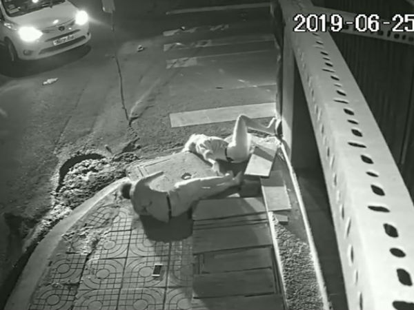 Chuyện đau lòng, cô gái trẻ bất động trong đêm bên vỉa hè Sài Gòn