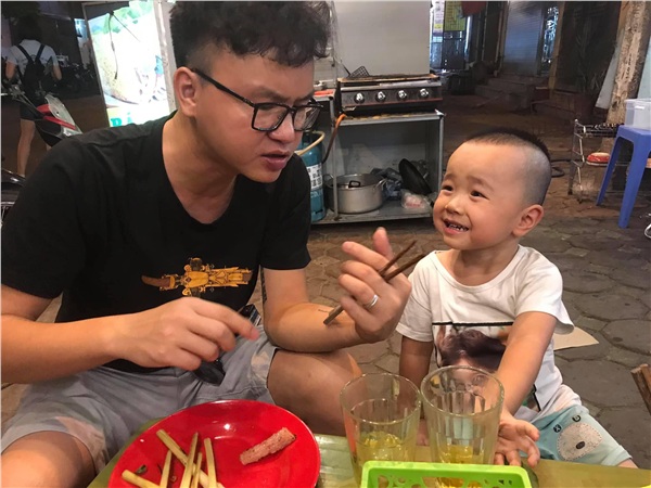 Hai bố con chiếm spotlight MXH với bản cover 'Độ ta không độ nàng' lyrics siêu dễ thương