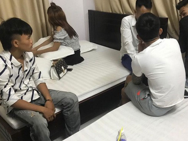 Một cô gái cùng 4 thanh niên thuê khách sạn rồi thác loạn ma túy