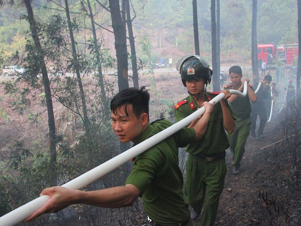 Người miền Trung gồng mình chữa cháy rừng