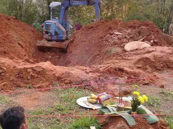 Người chồng khai quá trình ra tay giết vợ rồi đem xác cuốn vào chiếu phi tang xuống giếng