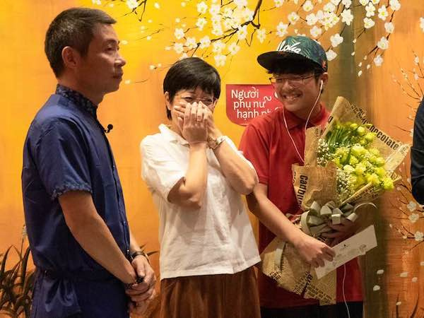 MC Thảo Vân bật khóc nức nở trước món quà của Công Lý và con trai