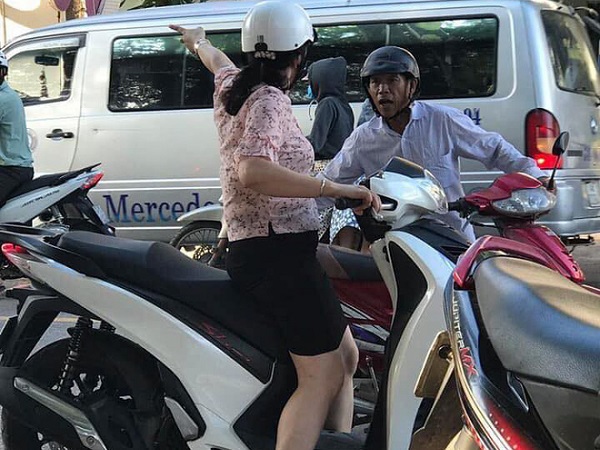 Người đàn ông chật vật dắt xe hỏng giữa trời nóng và hành động của người phụ nữ chạy SH mới gây chú ý