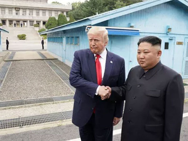 'Cái bắt tay lịch sử' của ông Trump và ông Kim tại DMZ