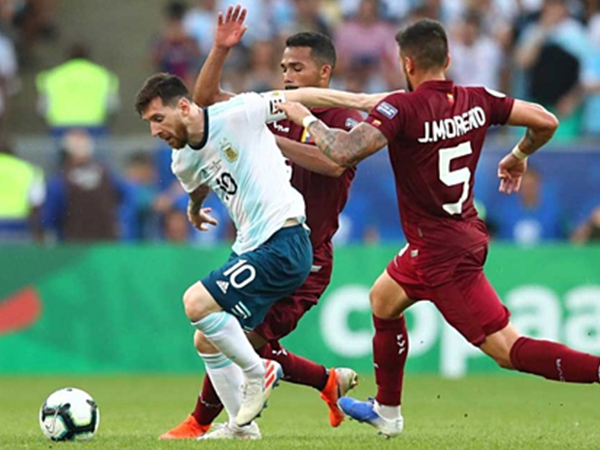 Silva: 'Messi nguy hiểm ngay cả khi đi bộ'