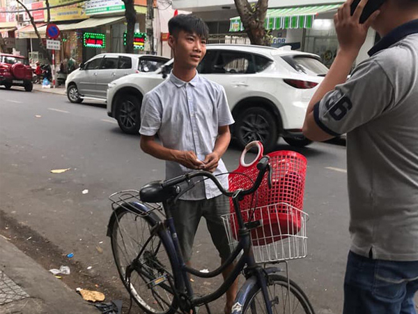 Bắt nam thanh niên đánh giày 'chặt chém' du khách 300.000 đồng/đôi ở Đà Nẵng