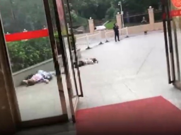 Đang nói chuyện video call, bỗng con gái biến mất trước mắt, ông bố hoảng hốt phát hiện đầu dây bên kia xảy ra một sự việc kinh khủng