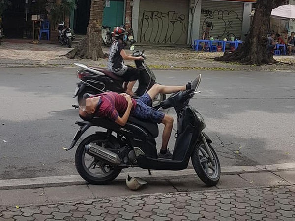 Giữa đường nhưng người đàn ông lại dựng xe rồi nằm với tư thế lạ khiến ai cũng xôn xao