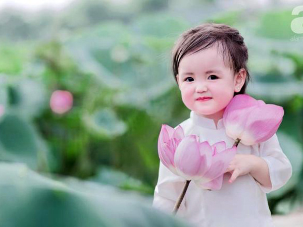Mùa sen thị phi đã qua, hội chị em lại tan chảy với 'thiếu nữ má phính' cao 80cm diện áo dài xinh như búp bê